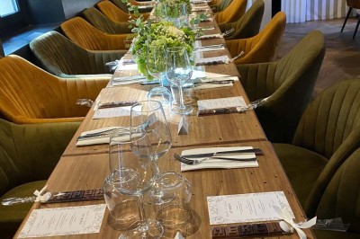 Miniature Location salle Cormeilles-en-Parisis (Val-d'Oise) - Restaurant les 3M #11 Buffet de desserts variés comprenant gâteaux, cupcakes, brochettes de fruits et macarons disposés sur une table blanche.