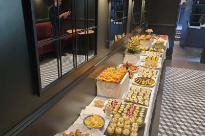 Miniature Location salle Cormeilles-en-Parisis (Val-d'Oise) - Restaurant les 3M #19 Buffet de desserts variés comprenant gâteaux, cupcakes, brochettes de fruits et macarons disposés sur une table blanche.