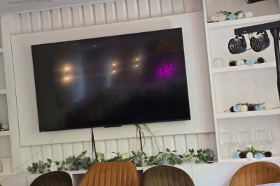 Miniature Location salle Cormeilles-en-Parisis (Val-d'Oise) - Restaurant les 3M #18 Buffet de desserts variés comprenant gâteaux, cupcakes, brochettes de fruits et macarons disposés sur une table blanche.