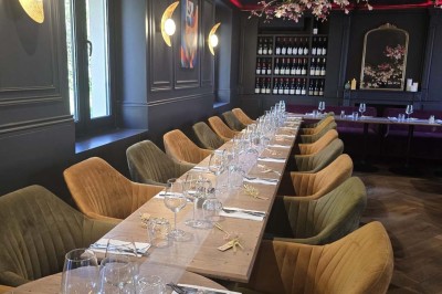 Miniature Location salle Cormeilles-en-Parisis (Val-d'Oise) - Restaurant les 3M #5 Buffet de desserts variés comprenant gâteaux, cupcakes, brochettes de fruits et macarons disposés sur une table blanche.