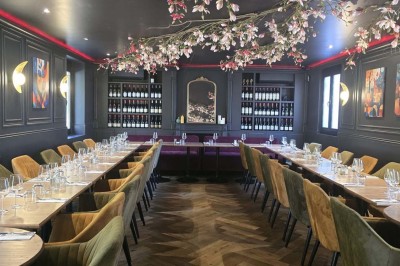 Miniature Location salle Cormeilles-en-Parisis (Val-d'Oise) - Restaurant les 3M #2 Buffet de desserts variés comprenant gâteaux, cupcakes, brochettes de fruits et macarons disposés sur une table blanche.