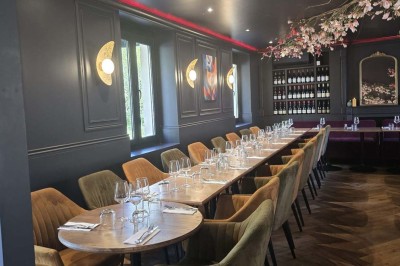 Miniature Location salle Cormeilles-en-Parisis (Val-d'Oise) - Restaurant les 3M #3 Buffet de desserts variés comprenant gâteaux, cupcakes, brochettes de fruits et macarons disposés sur une table blanche.