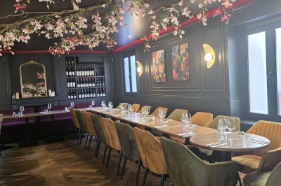 Miniature Location salle Cormeilles-en-Parisis (Val-d'Oise) - Restaurant les 3M #6 Buffet de desserts variés comprenant gâteaux, cupcakes, brochettes de fruits et macarons disposés sur une table blanche.