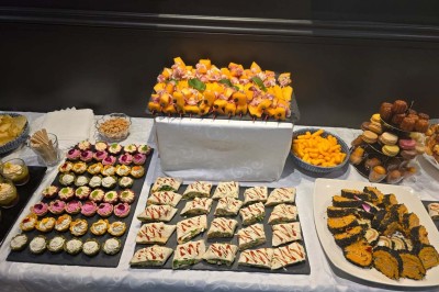 Miniature Location salle Cormeilles-en-Parisis (Val-d'Oise) - Restaurant les 3M #23 Buffet de desserts variés comprenant gâteaux, cupcakes, brochettes de fruits et macarons disposés sur une table blanche.