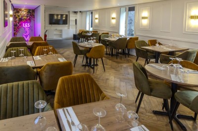 Miniature Location salle Cormeilles-en-Parisis (Val-d'Oise) - Restaurant les 3M #15 Buffet de desserts variés comprenant gâteaux, cupcakes, brochettes de fruits et macarons disposés sur une table blanche.