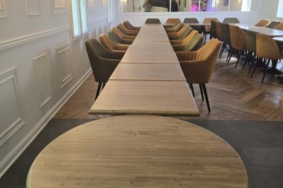 Miniature Location salle Cormeilles-en-Parisis (Val-d'Oise) - Restaurant les 3M #13 Buffet de desserts variés comprenant gâteaux, cupcakes, brochettes de fruits et macarons disposés sur une table blanche.