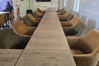 Miniature Location salle Cormeilles-en-Parisis (Val-d'Oise) - Restaurant les 3M #14 Buffet de desserts variés comprenant gâteaux, cupcakes, brochettes de fruits et macarons disposés sur une table blanche.