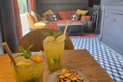 Miniature Location salle Cormeilles-en-Parisis (Val-d'Oise) - Restaurant les 3M #16 Buffet de desserts variés comprenant gâteaux, cupcakes, brochettes de fruits et macarons disposés sur une table blanche.