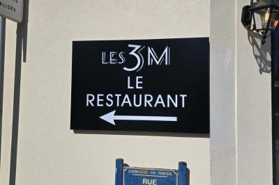 Miniature Location salle Cormeilles-en-Parisis (Val-d'Oise) - Restaurant les 3M #21 Buffet de desserts variés comprenant gâteaux, cupcakes, brochettes de fruits et macarons disposés sur une table blanche.