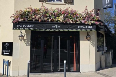 Miniature Location salle Cormeilles-en-Parisis (Val-d'Oise) - Restaurant les 3M #20 Buffet de desserts variés comprenant gâteaux, cupcakes, brochettes de fruits et macarons disposés sur une table blanche.