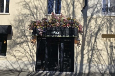 Miniature Location salle Cormeilles-en-Parisis (Val-d'Oise) - Restaurant les 3M #10 Buffet de desserts variés comprenant gâteaux, cupcakes, brochettes de fruits et macarons disposés sur une table blanche.