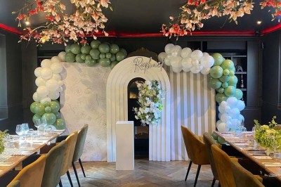 Miniature Location salle Cormeilles-en-Parisis (Val-d'Oise) - Restaurant les 3M #3 Salle de réception avec tables décorées de nappes en dentelle, fleurs blanches et vaisselle élégante.