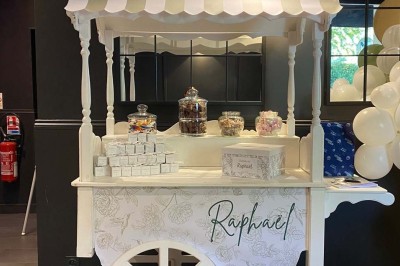 Miniature Location salle Cormeilles-en-Parisis (Val-d'Oise) - Restaurant les 3M #5 Salle de réception avec tables décorées de nappes en dentelle, fleurs blanches et vaisselle élégante.