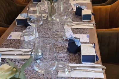 Miniature Location salle Cormeilles-en-Parisis (Val-d'Oise) - Restaurant les 3M #13 Salle de réception avec tables décorées de nappes en dentelle, fleurs blanches et vaisselle élégante.