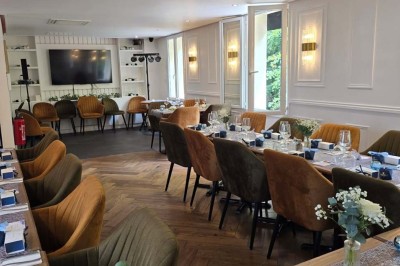 Miniature Location salle Cormeilles-en-Parisis (Val-d'Oise) - Restaurant les 3M #10 Salle de réception avec tables décorées de nappes en dentelle, fleurs blanches et vaisselle élégante.