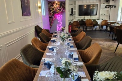 Miniature Location salle Cormeilles-en-Parisis (Val-d'Oise) - Restaurant les 3M #12 Salle de réception avec tables décorées de nappes en dentelle, fleurs blanches et vaisselle élégante.