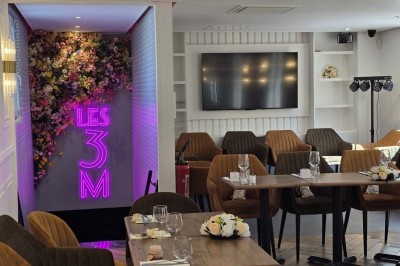 Miniature Location salle Cormeilles-en-Parisis (Val-d'Oise) - Restaurant les 3M #14 Salle de réception avec tables décorées de nappes en dentelle, fleurs blanches et vaisselle élégante.