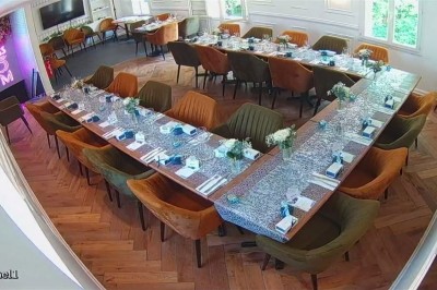 Miniature Location salle Cormeilles-en-Parisis (Val-d'Oise) - Restaurant les 3M #21 Salle de réception avec tables décorées de nappes en dentelle, fleurs blanches et vaisselle élégante.