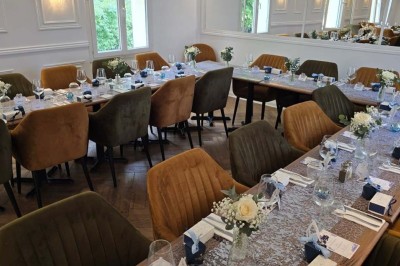 Miniature Location salle Cormeilles-en-Parisis (Val-d'Oise) - Restaurant les 3M #26 Salle de réception avec tables décorées de nappes en dentelle, fleurs blanches et vaisselle élégante.