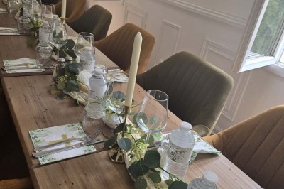 Miniature Location salle Cormeilles-en-Parisis (Val-d'Oise) - Restaurant les 3M #27 Salle de réception avec tables décorées de nappes en dentelle, fleurs blanches et vaisselle élégante.