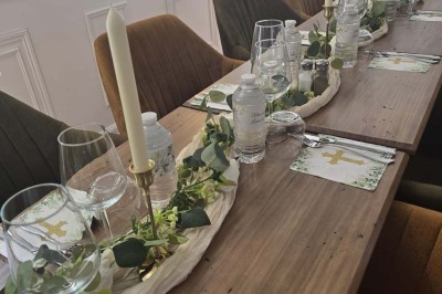 Miniature Location salle Cormeilles-en-Parisis (Val-d'Oise) - Restaurant les 3M #29 Salle de réception avec tables décorées de nappes en dentelle, fleurs blanches et vaisselle élégante.