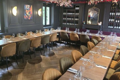 Miniature Location salle Cormeilles-en-Parisis (Val-d'Oise) - Restaurant les 3M #8 Salle de réception avec tables décorées de nappes en dentelle, fleurs blanches et vaisselle élégante.