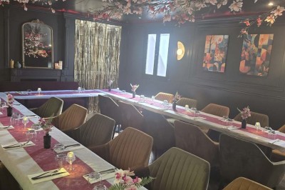 Miniature Location salle Cormeilles-en-Parisis (Val-d'Oise) - Restaurant les 3M #33 Salle de réception avec tables décorées de nappes en dentelle, fleurs blanches et vaisselle élégante.