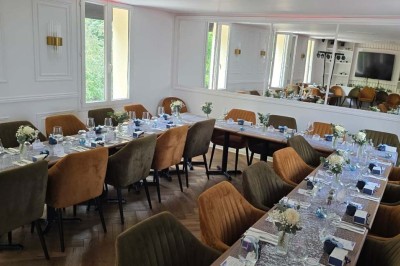 Miniature Location salle Cormeilles-en-Parisis (Val-d'Oise) - Restaurant les 3M #9 Salle de réception avec tables décorées de nappes en dentelle, fleurs blanches et vaisselle élégante.