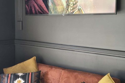 Miniature Location salle Cormeilles-en-Parisis (Val-d'Oise) - Restaurant les 3M #41 Salle de réception avec tables décorées de nappes en dentelle, fleurs blanches et vaisselle élégante.