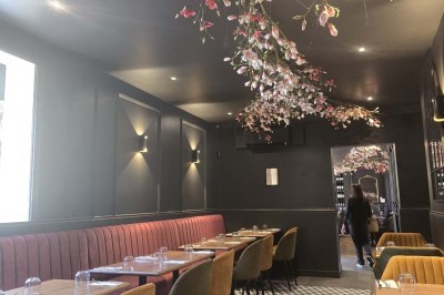 Miniature Location salle Cormeilles-en-Parisis (Val-d'Oise) - Restaurant les 3M #47 Salle de réception avec tables décorées de nappes en dentelle, fleurs blanches et vaisselle élégante.