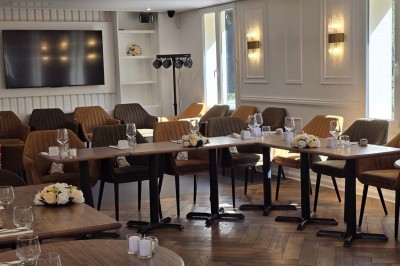 Miniature Location salle Cormeilles-en-Parisis (Val-d'Oise) - Restaurant les 3M #50 Salle de réception avec tables décorées de nappes en dentelle, fleurs blanches et vaisselle élégante.
