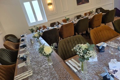 Miniature Location salle Cormeilles-en-Parisis (Val-d'Oise) - Restaurant les 3M #54 Salle de réception avec tables décorées de nappes en dentelle, fleurs blanches et vaisselle élégante.