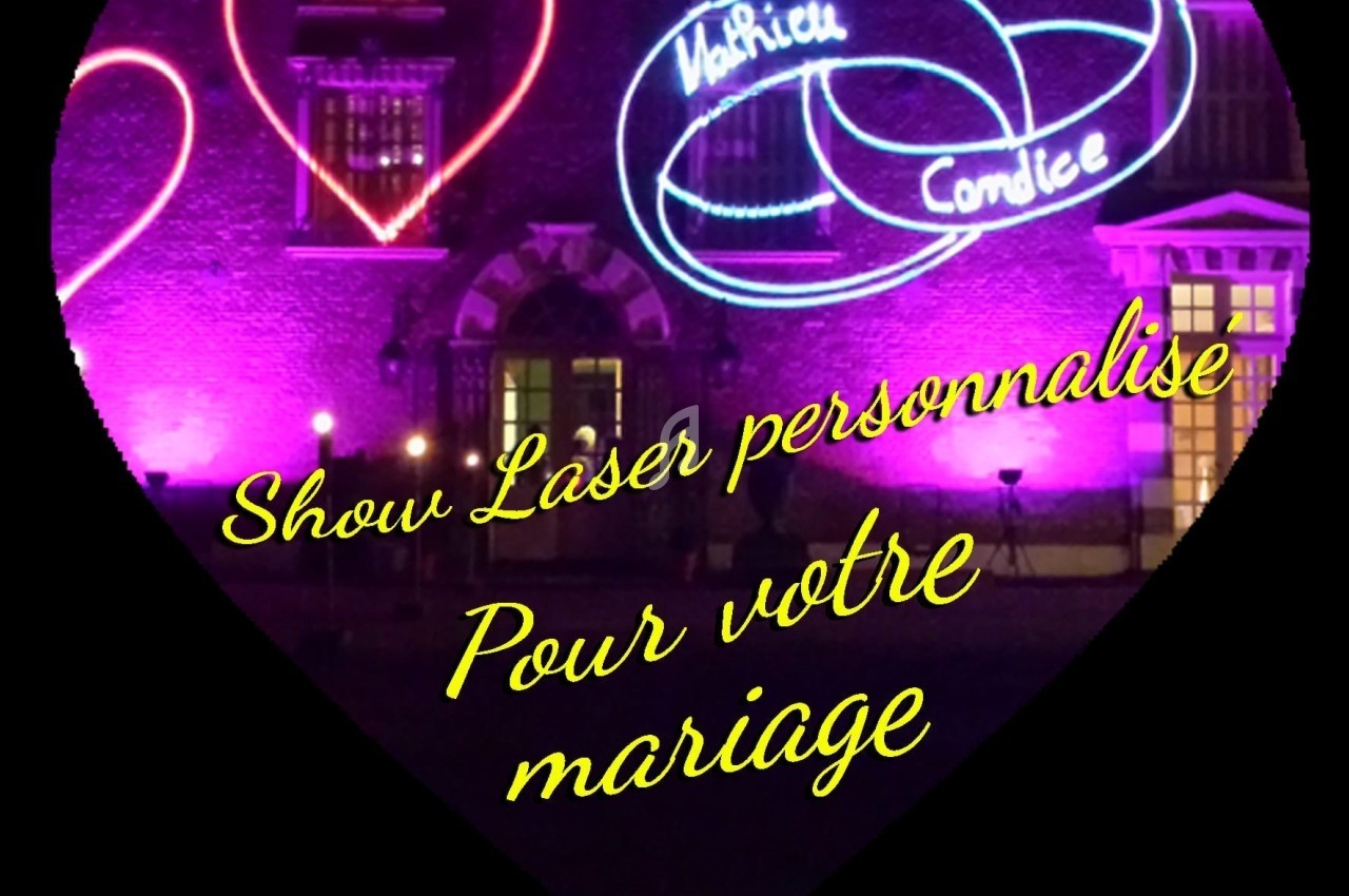 Projection laser personnalisée avec prénoms et motifs lumineux sur une façade, dans un décor de mariage nocturne.