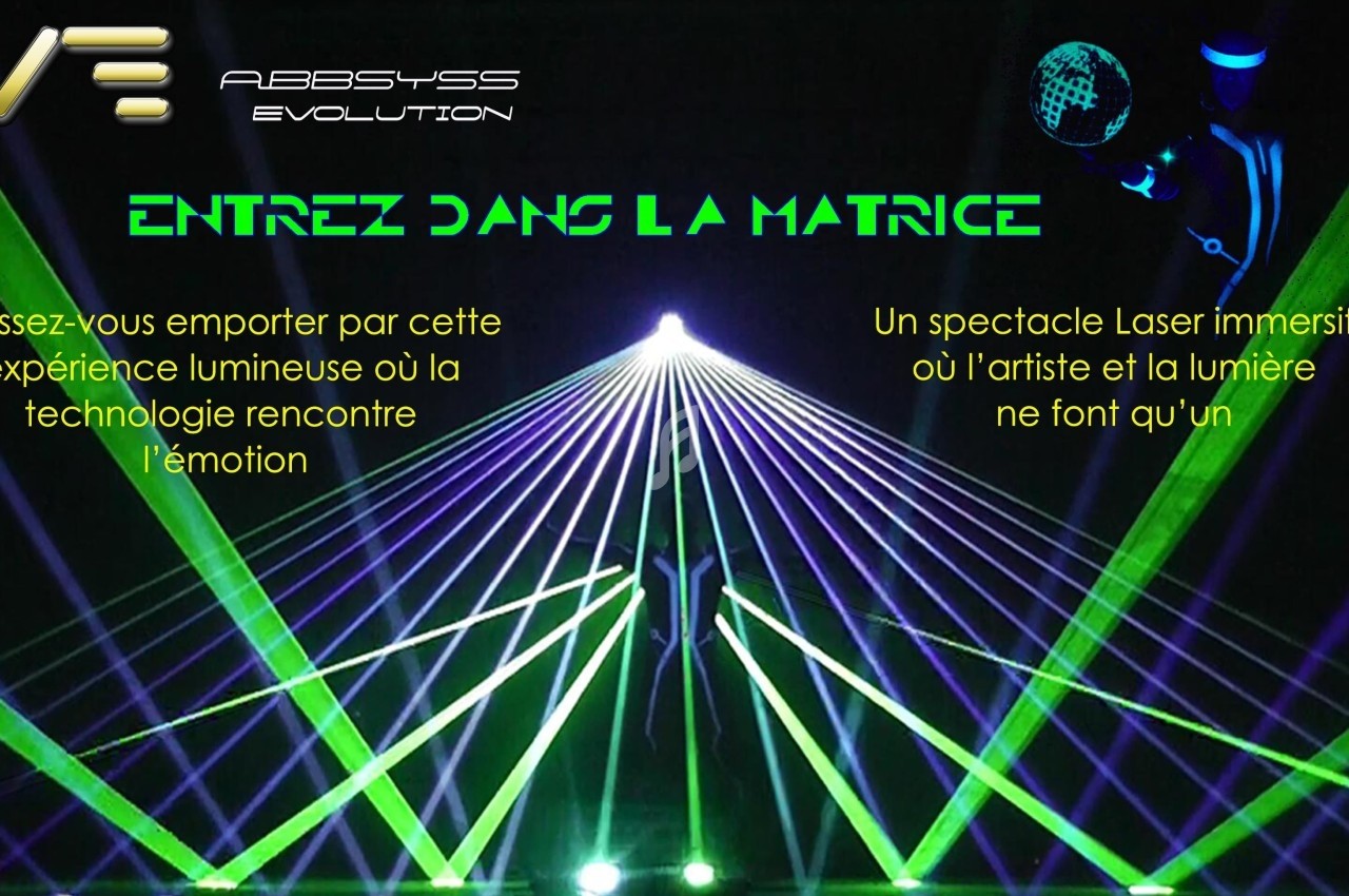 Spectacle laser avec faisceaux verts et violets, mettant en scène un artiste au centre d'effets lumineux immersifs.
