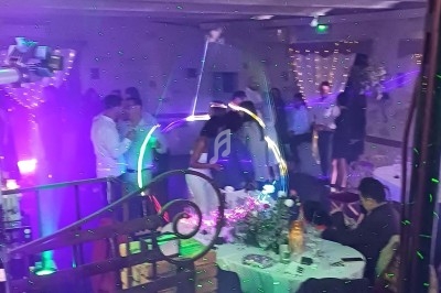 Miniature DJ Portet-sur-Garonne (Haute-Garonne) - Dj Mataba #13 Un DJ mixe en plein air devant une foule dansante sous des tentes éclairées au crépuscule.