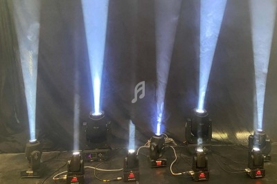 Miniature DJ Portet-sur-Garonne (Haute-Garonne) - Dj Mataba #18 Un DJ mixe en plein air devant une foule dansante sous des tentes éclairées au crépuscule.