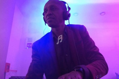 Miniature DJ Portet-sur-Garonne (Haute-Garonne) - Dj Mataba #14 Un DJ mixe en plein air devant une foule dansante sous des tentes éclairées au crépuscule.