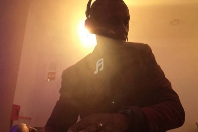 Miniature DJ Portet-sur-Garonne (Haute-Garonne) - Dj Mataba #5 Un DJ mixe en plein air devant une foule dansante sous des tentes éclairées au crépuscule.