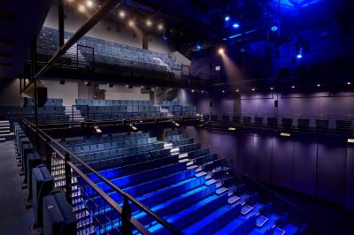Foule rassemblée devant une façade vitrée illuminée avec le logo ’La Scala Paris’ visible à l'étage supérieur.