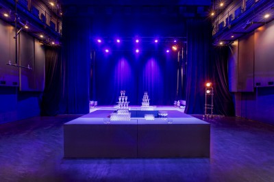 Foule rassemblée devant une façade vitrée illuminée avec le logo ’La Scala Paris’ visible à l'étage supérieur.