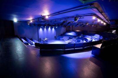 Foule rassemblée devant une façade vitrée illuminée avec le logo ’La Scala Paris’ visible à l'étage supérieur.