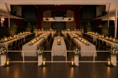 Miniature Location salle Saint-Orens-de-Gameville (Haute-Garonne) - Milady Opéra #11 Salle décorée pour un événement avec guirlandes lumineuses, tables hautes, fontaine et compositions florales élégantes.