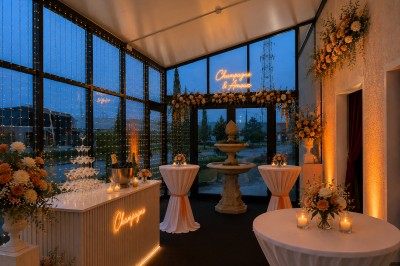 Miniature Location salle Saint-Orens-de-Gameville (Haute-Garonne) - Milady Opéra #11 Salle décorée pour un événement avec guirlandes lumineuses, tables hautes, fontaine et compositions florales élégantes.