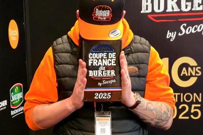 Façade d'un restaurant avec enseigne ’Burger Park’, terrasse en bois et décoration végétale.