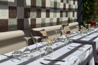 Coucher de soleil illuminant une rue bordée d'arbres et de bâtiments, avec des reflets sur le sol mouillé.