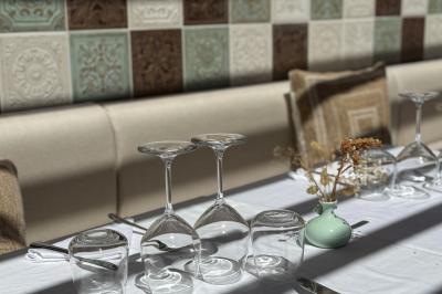 Coucher de soleil illuminant une rue bordée d'arbres et de bâtiments, avec des reflets sur le sol mouillé.