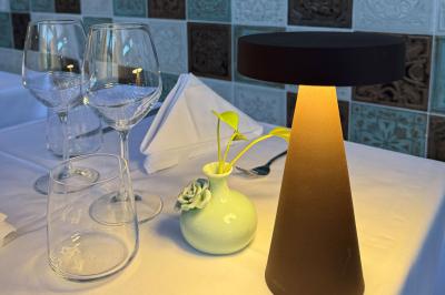 Coucher de soleil illuminant une rue bordée d'arbres et de bâtiments, avec des reflets sur le sol mouillé.