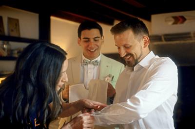 Femme en robe de mariée posant près d'albums photo élégants, entourée de bijoux et d'un décor raffiné.