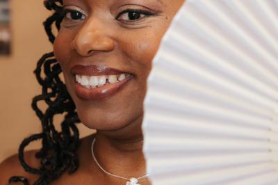 Femme en robe de mariée posant près d'albums photo élégants, entourée de bijoux et d'un décor raffiné.