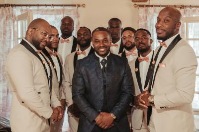Femme en robe de mariée posant près d'albums photo élégants, entourée de bijoux et d'un décor raffiné.